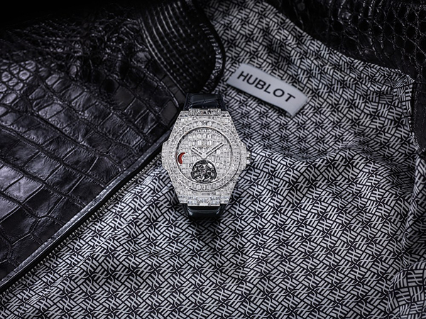 Hublot تكشف عن ساعة فاخرة ومعطف جلدي مقابل مليون دولار